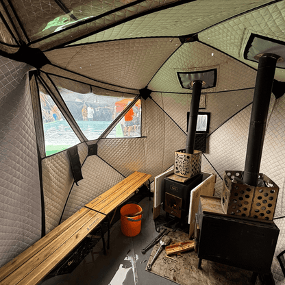 拡張生地を装着したテント内にストーブを2台設置した様子